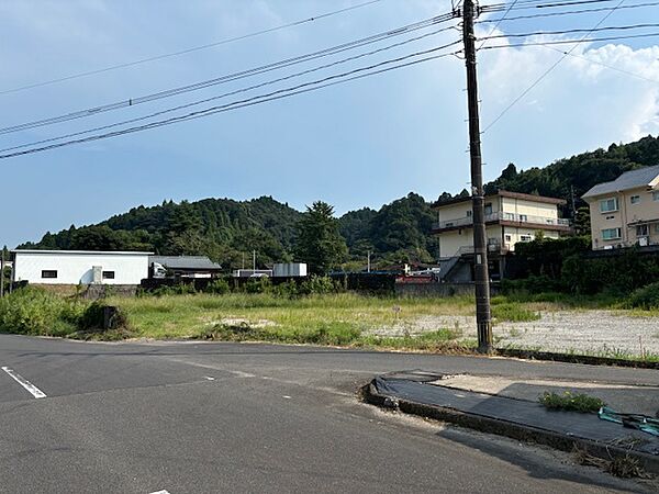 道路に広く面し、住宅用地、事業用地共におすすめの土地です。宅地のため活用もスムーズです。