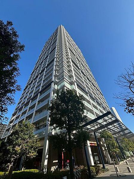 大切なペットとも暮らせる(規約有)、地上40階建て(17階部分)のマンションです。周辺は教育施設や商業施設が揃う、暮らしやすい街並みが魅力的です。