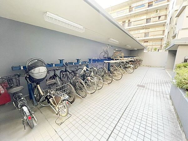 雨天でも安心の屋根付き駐輪スペース。空き状況をすぐにお調べいたします。