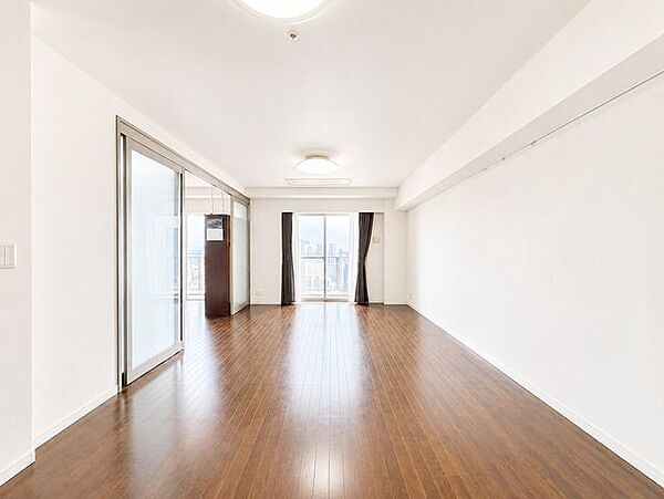 扉を閉めて1つの部屋として使うのも良し、開放して広くお使いいただくことも可能です。小さいお子様が走り回ったとしても十分すぎるほどの空間。ライフスタイルに合わせて変更可能な設計はとても嬉しいですね。
