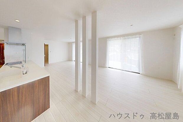 家族が集まるリビングは広々30帖!居心地の良さを考えた空間が、大切なおうち時間を彩ります。