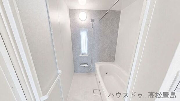 一日の終わりをゆったり過ごせる1坪サイズのバスルーム。窓付きで換気がしやすく、いつも清潔に保てます。