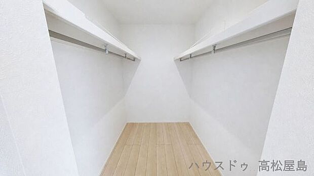 両側にハンガーパイプと枕棚を備えたウォークインクローゼット。家族分の衣類も季節物も、収納できます。