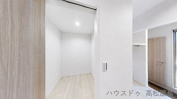 日用品のストックから季節家電までしまえる納戸タイプの収納。住まい全体がすっきり片付きます。