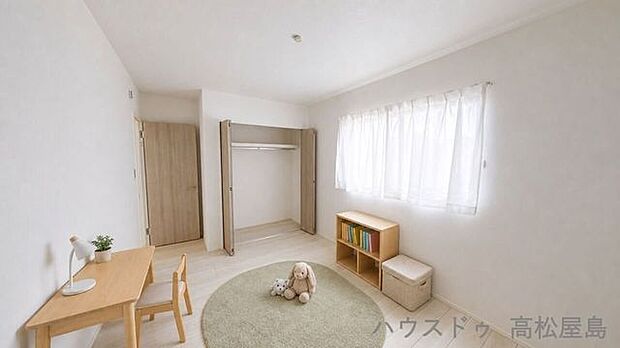 明るい窓辺の洋室は子ども部屋に〇。クローゼット付きで、おもちゃも学用品も片付きます。※CG家具合成