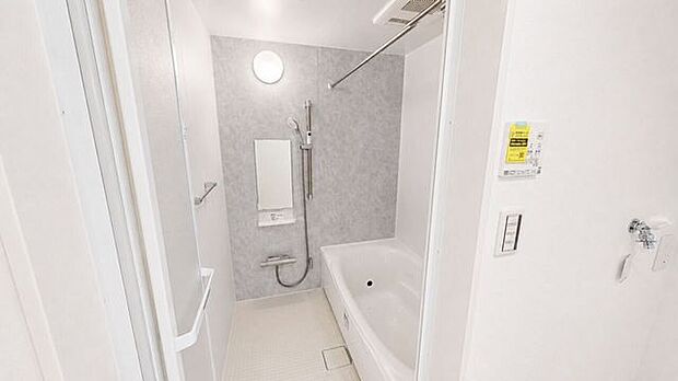 一日の遊び疲れをリセットするバスルーム。浴室乾燥機付きで、雨の日の洗濯物もからっと乾きます。