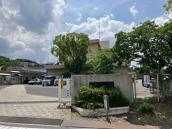 つつじが丘小学校 350m