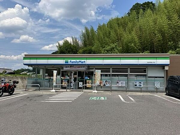 ファミリーマート名張学園山手店 2810m