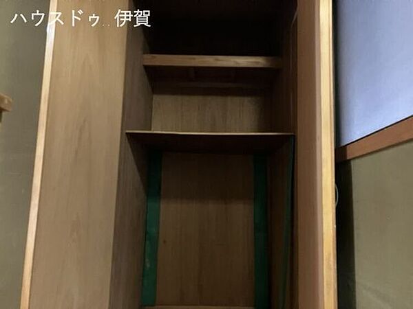 2階階段上収納