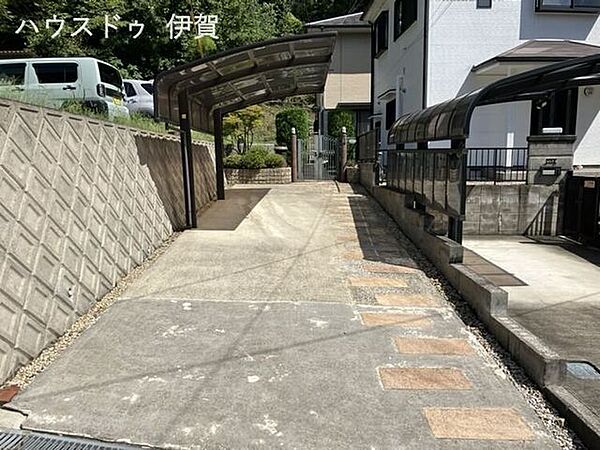 ■縦列2台駐車可。左の土地も自物件です