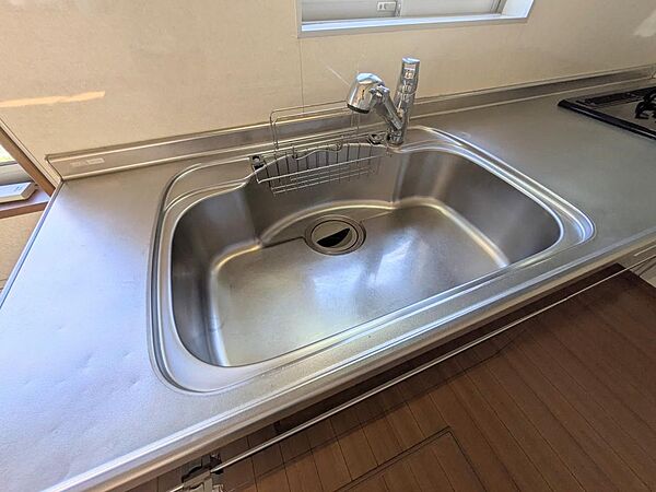 大きめのシンクで鍋やフライパンも洗いやすく、毎日の家事がはかどります。