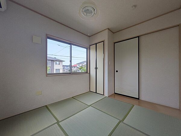 畳新調いたしました！客間やお子様の遊び場としても使える和室。畳のやさしい空間で、ほっと一息つけます。