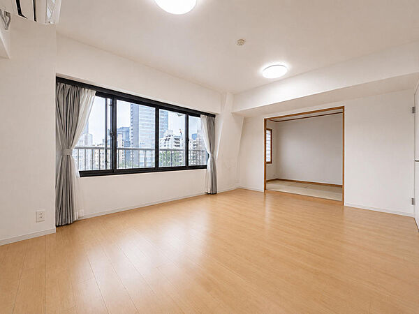 南面のリビングは、目の前に遮る建物がなく開放的です。※家具をAIで削除しております。実際の広さとしてご参照ください。