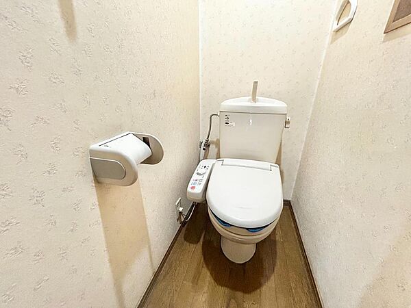 トイレは1階と2階の階段近くに設置されていて、おうちのどこにいてもすぐにご利用いただけます。白を基調とした清潔感のあるトイレです。