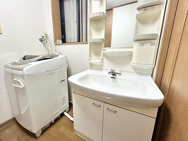 白を基調とした独立洗面台です。大きな鏡と収納スペースが付いており朝の身支度も快適です