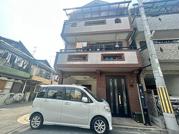 3階建てでしっかり高さがあり、存在感のある外観！出入りがしやすいゆとりのある玄関まわりです。