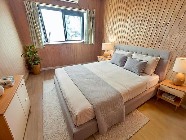 木目のアクセントが印象的なお部屋です。出窓があり陽の光も入りやすくやわらかい雰囲気を演出します。