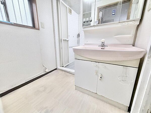 【朝の準備もスムーズな快適洗面所】大きな鏡と使いやすい洗面ボウルを備えた洗面化粧台。バタバタしがちな朝の時間帯も、家族が並んで身支度できるゆとりがあります。毎日の暮らしを整える清潔感ある空間。