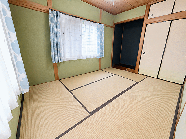 【陽光そそぐ癒やしの和室】バルコニーに面した明るい6帖の和室。心地よい畳の香りに包まれながら、お昼寝や育児スペースとして大活躍！押入収納付きで、布団や季節ものの衣類もすっきり片付きます。