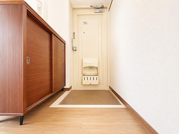 収納付きでスッキリ使える玄関！白を基調とした壁面と綺麗な木目調フロアが印象的な玄関スペース。大容量のシューズボックス付きで靴をたくさん収納でき、いつでも綺麗な玄関をキープできます。