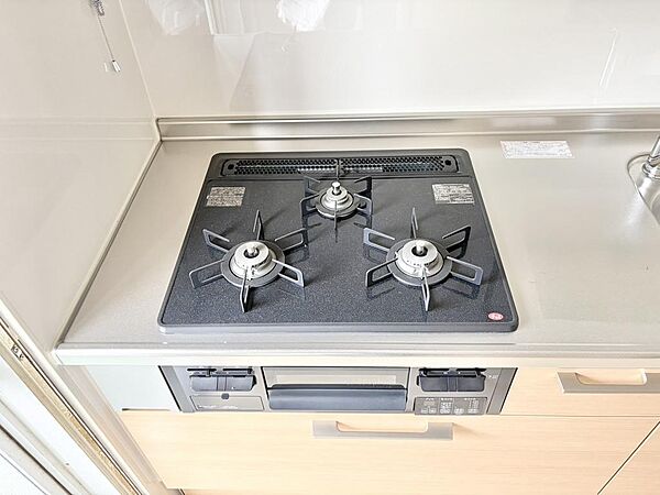 【お手入れラクラク】清潔に保てるシステムコンロ！フラットなトッププレートでお掃除もサッと拭くだけ。3年前に新調されたシステムキッチンで、3口コンロを活用した多彩な料理を快適にお楽しみいただけます。