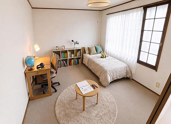 【子ども部屋にもぴったり】明るく心地よい和室。大きな窓から自然光が差し込む明るいお部屋です。ベッドや勉強机を置いてもゆとりのある広さ。子ども部屋や寝室などライフスタイルに合わせて活用できます。