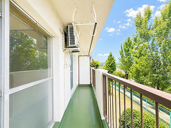 【南向き×緑広がる心地よい眺望】太陽の光がたっぷり注ぐ南向きバルコニー。前面には遮るものがなく、青空と爽やかな緑が広がります。洗濯物も乾きやすく、毎朝気持ちよく深呼吸したくなる解放的な空間です。