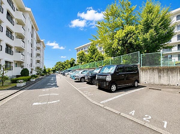【敷地内駐車場完備】敷地内にゆとりある平置き駐車場を完備。幅広のアプローチで前面道路からの入庫もラクラクです。お車をお持ちのご家庭でも安心して快適なカーライフをお過ごしいただけます。