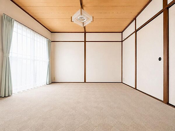 【陽当たり良好な癒やし空間】南向きの大きな窓があり陽当り・通風ともに良好です。やわらかなカーペット敷きで、お子様と遊ぶ空間や寝室としても快適。引き戸を開ければリビングと一体で使えます。