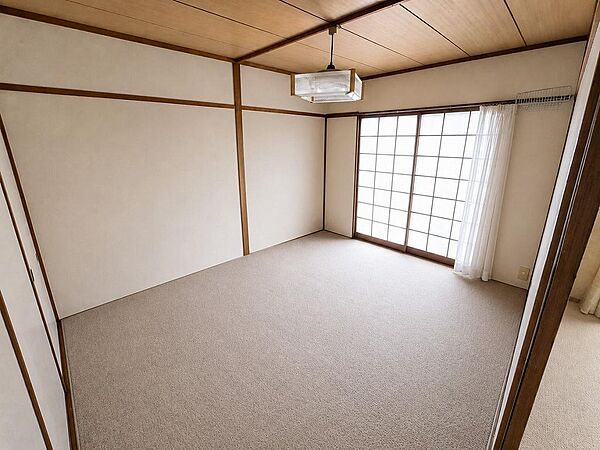 【南向き×緑広がる心地よい眺望】太陽の光がたっぷり注ぐ南向きバルコニー。前面には遮るものがなく、青空と爽やかな緑が広がります。洗濯物も乾きやすく、毎朝気持ちよく深呼吸したくなる解放的な空間です。