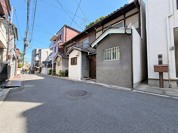 閑静な街並みに調和する、安心の住環境周囲は落ち着いた住宅地。平坦な地勢で毎日の移動も軽快です。現地での日当たりや空間の広がりを、ぜひ実際にご体感ください！