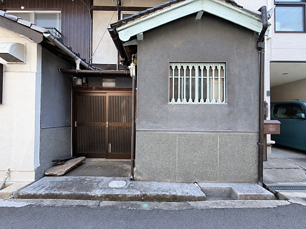 閑静な住宅街に佇む、ゆとりある新築用地落ち着いた住環境が広がる人気のエリア。陽当り・通風良好な住まいを叶える建築用地として、ぜひ現地にて実際の雰囲気をご確認ください。