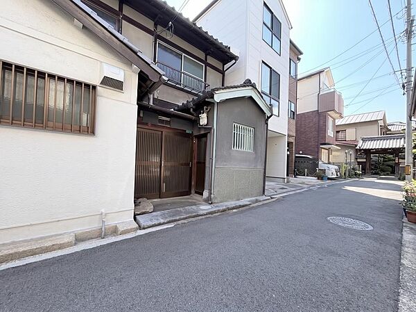 静かで落ち着きある街並み。開放的な前面道路！周辺は交通量が落ち着いた穏やかな住環境。小さなお子様のいるご家庭にも安心の立地です。陽当たりや街並みの良さを現地で体感してください。