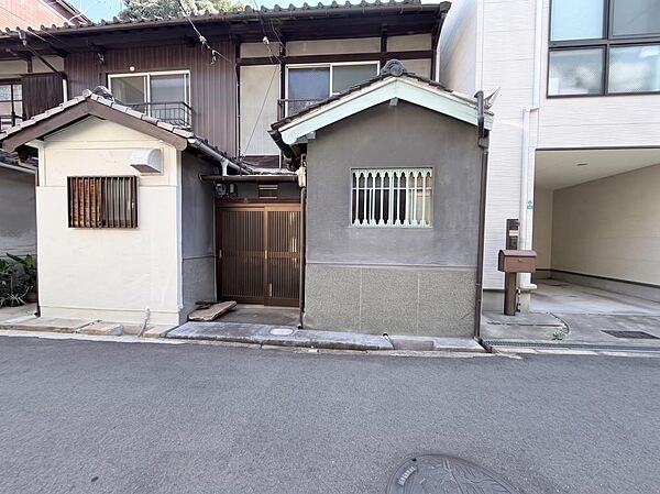 【建築条件なし！理想のマイホーム用地！】現況古家あり。お好きなハウスメーカーや工務店でこだわりの邸宅を建築可能です。道路との高低差もなく、日々の出入りや工事もスムーズです。