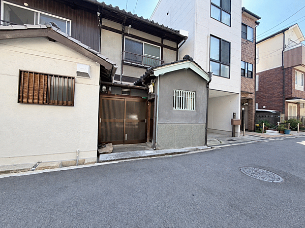 奥行約13.6m！開放感ある邸宅が叶うゆとりの敷地奥行きのあるすっきりとした整形地。プライベート感あふれるリビングや、駐車スペースを確保した設計など多彩なプランに対応可能です。