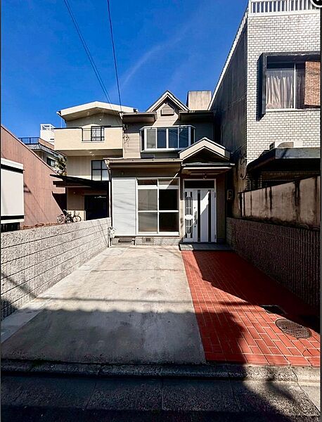 大通りから少し入った閑静な住宅街
