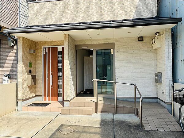１階の入り口は2ケ所、店舗部分と住居部分が区分されています。