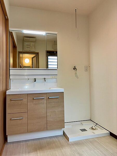 ホスクリーンが設置されており、部屋干しが可能です。