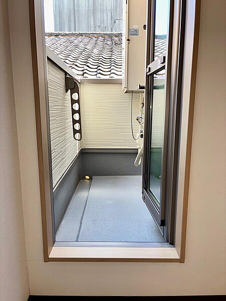 洗面所から東側バルコニーへ出られます。