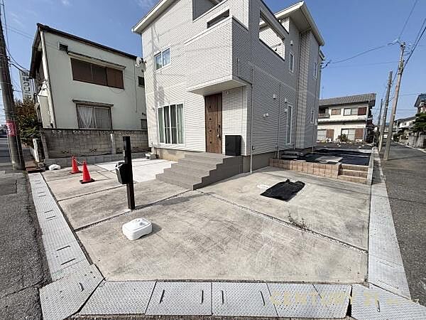 【駐車場】ゆとりのカースペースで車種により3台駐車可能