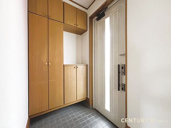 【玄関】一日の始まりと終わりを静かに受け止める光あふれる凛とした家の顔がここにあります