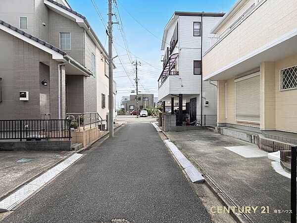 【現地外観】ゆったりとした雰囲気に包まれ、家族が心地よく過ごせる住宅地