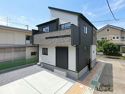 外観:【外観】落ち着きのある外観デザインが快適な暮らしを叶える!帰ってくるのが楽しみになる、そんな一棟です 外観:【外観】落ち着きのある外観デザインが快適な暮らしを叶える!帰ってくるのが楽しみになる、そんな一棟です
