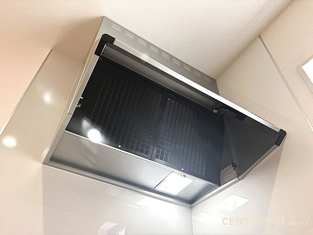 【設備】スタイリッシュなレンジフードはお手入れもラクラク