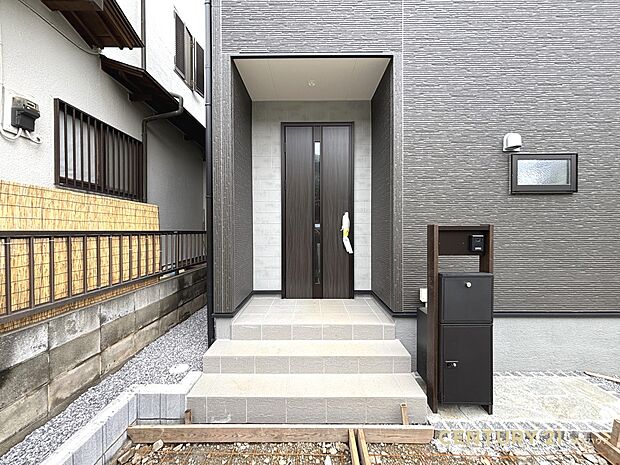 【玄関】落ち着いた雰囲気の玄関、ご家族の帰りをあたたかく迎えてくれます