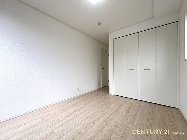 【洋室】シンプルですっきりとした室内は飽きのこない居心地の良い雰囲気