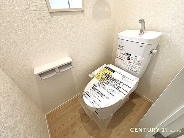 【トイレ】ゆとりある空間で気持ちよく使える快適空間!小窓があるので換気もラクラク