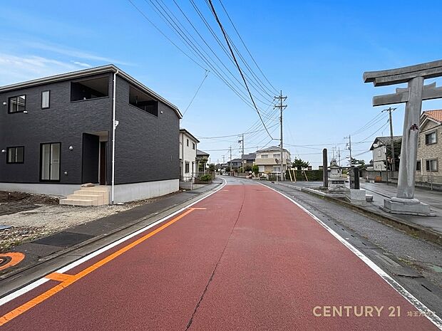 【現地外観】ゆったりとした雰囲気に包まれ、家族が心地よく過ごせる住宅地