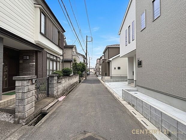 【現地外観】穏やかな空気が流れ、家族の毎日にゆとりをもたらす住宅街