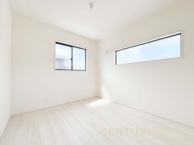 【洋室】二面採光でたっぷり光が入る明るい洋室、収納付きで子ども部屋にもぴったり